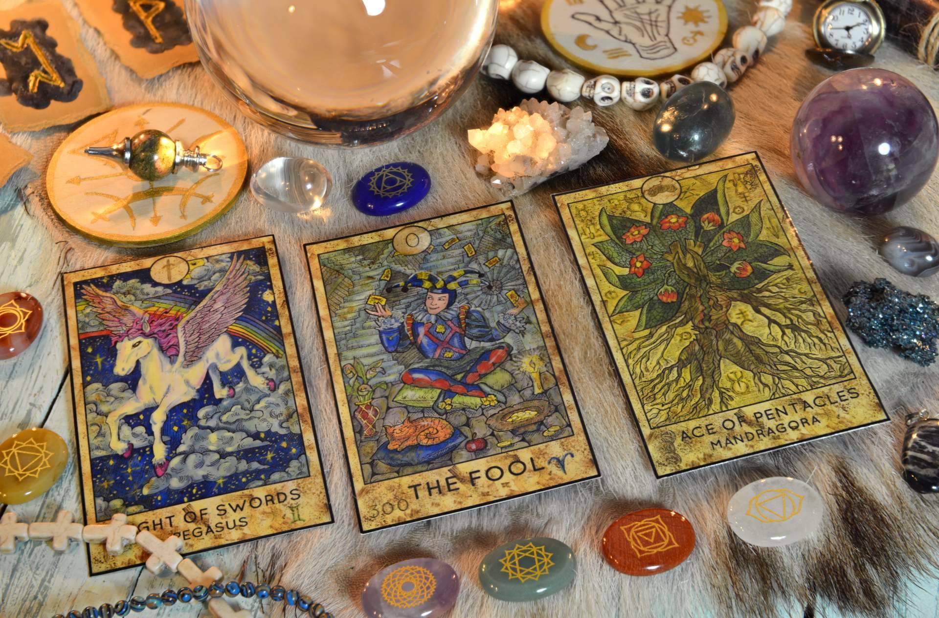 ¿Dónde encontrar videntes verdaderas, buenas y económicas que atienden las 24 horas del día?: Universo del Tarot