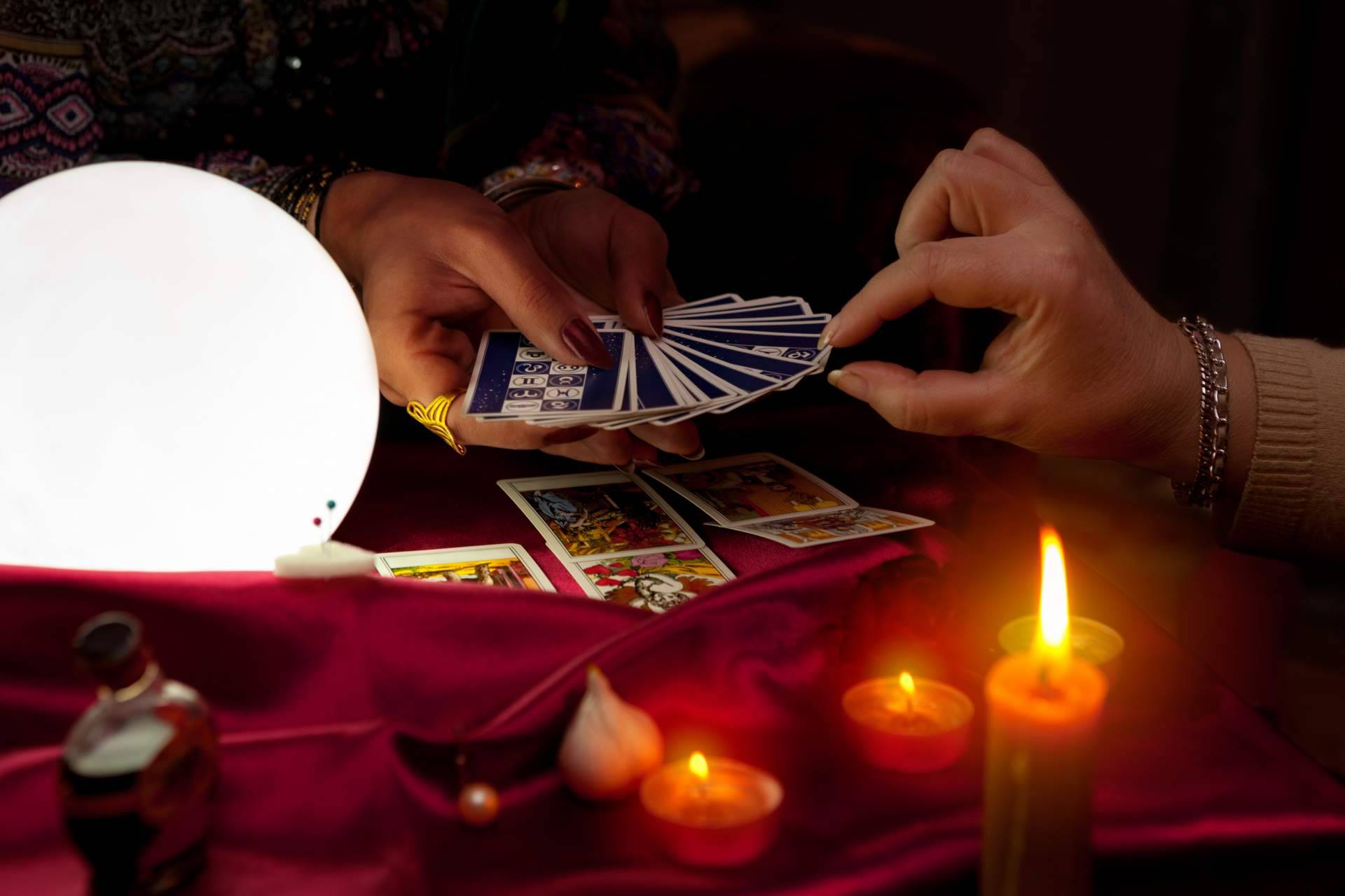 ¿Dónde encontrar un tarot especializado en el amor bueno y económico con atención 24 horas? Universo del Tarot