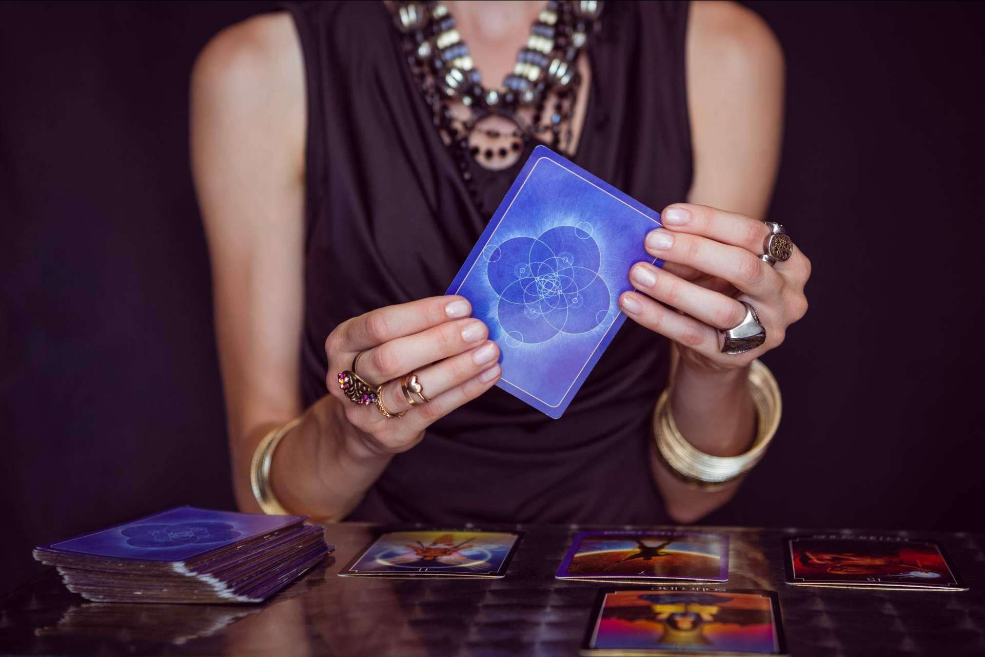 Los consejos de Manuela Moreno: videncia de tarot y horóscopos