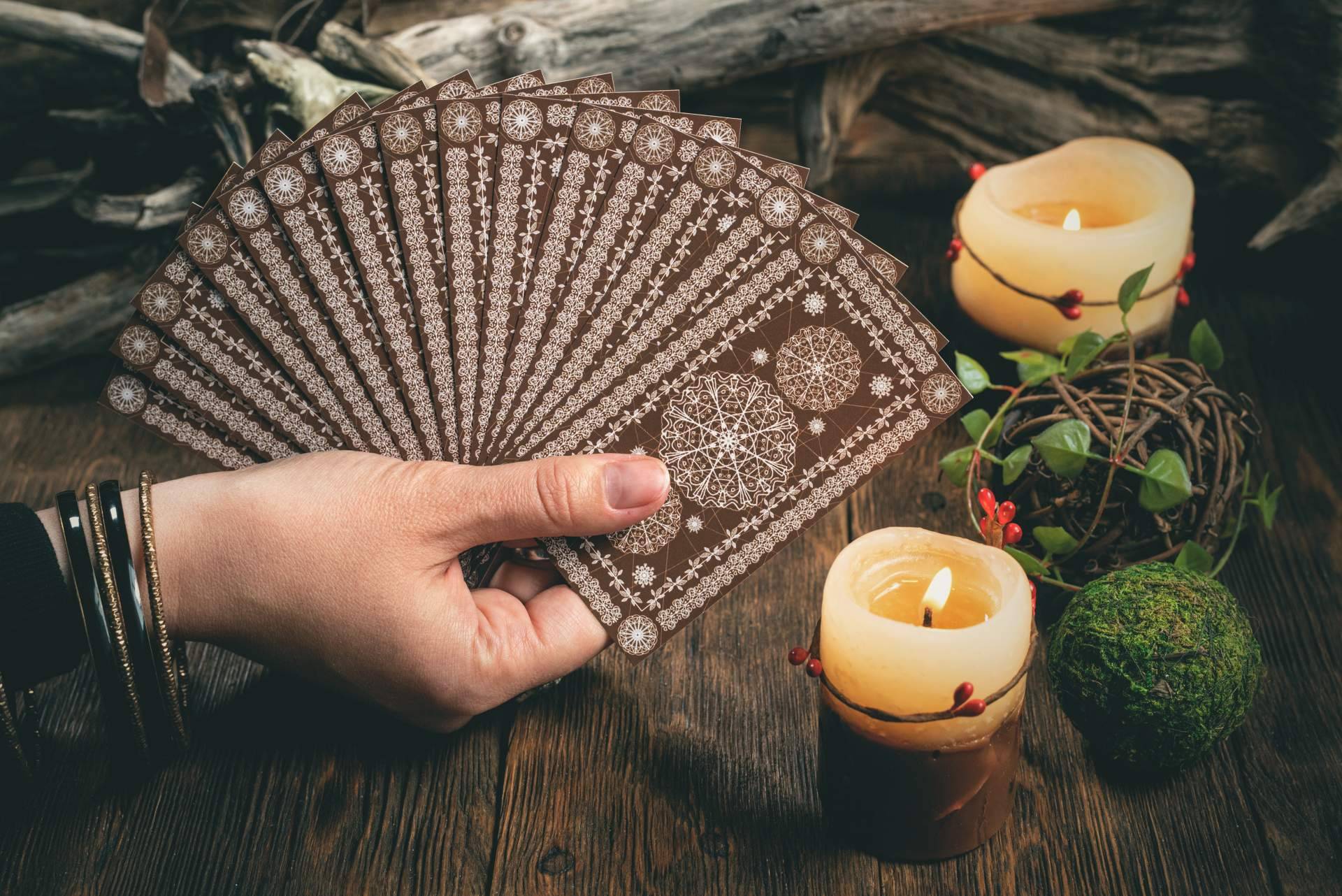 Tarot de Alicia Caballero: ¿Cómo se utilizan las velas de colores mágicas?