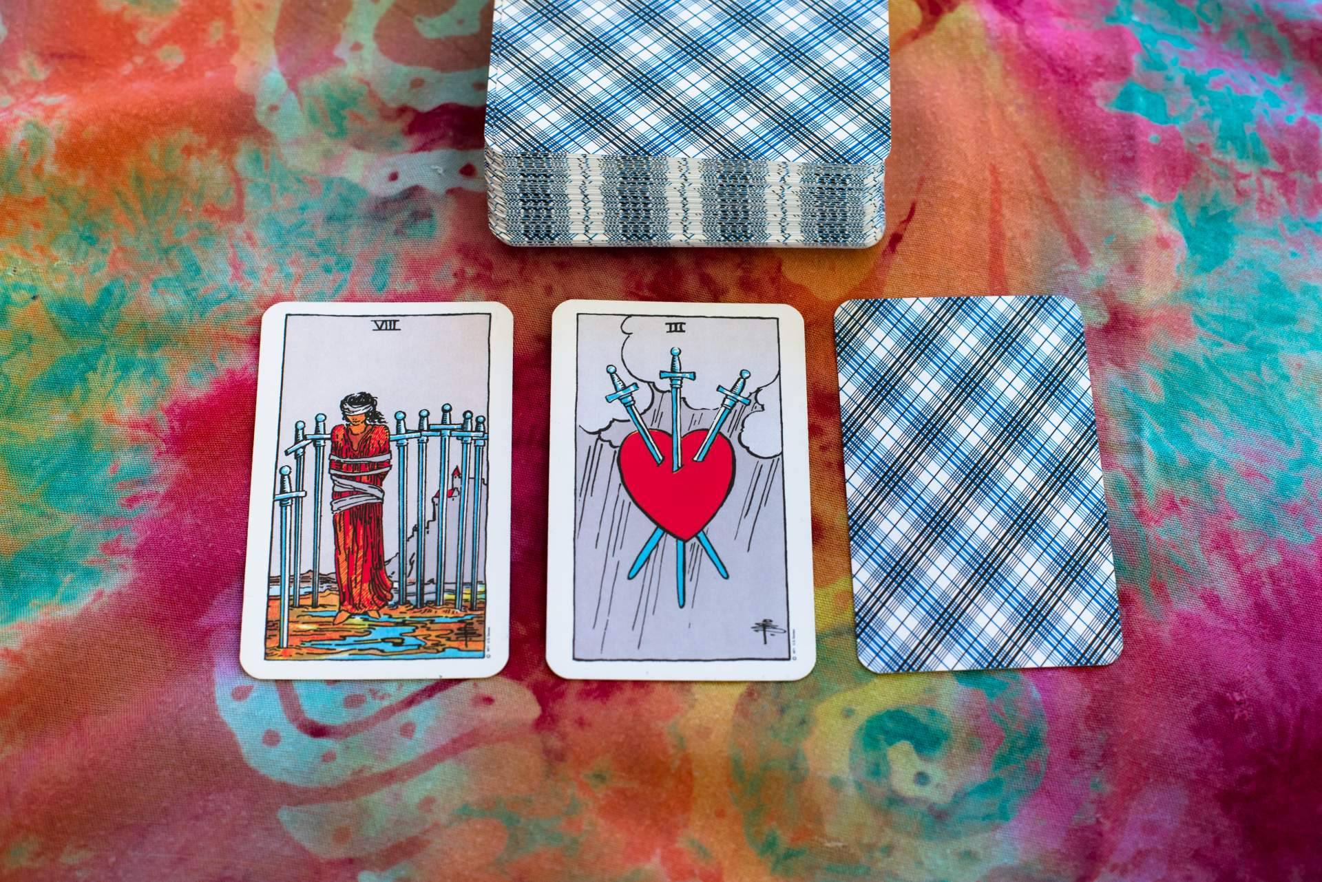 ¿Dónde encontrar tarot del amor y videncia?: Tarot de Luz María