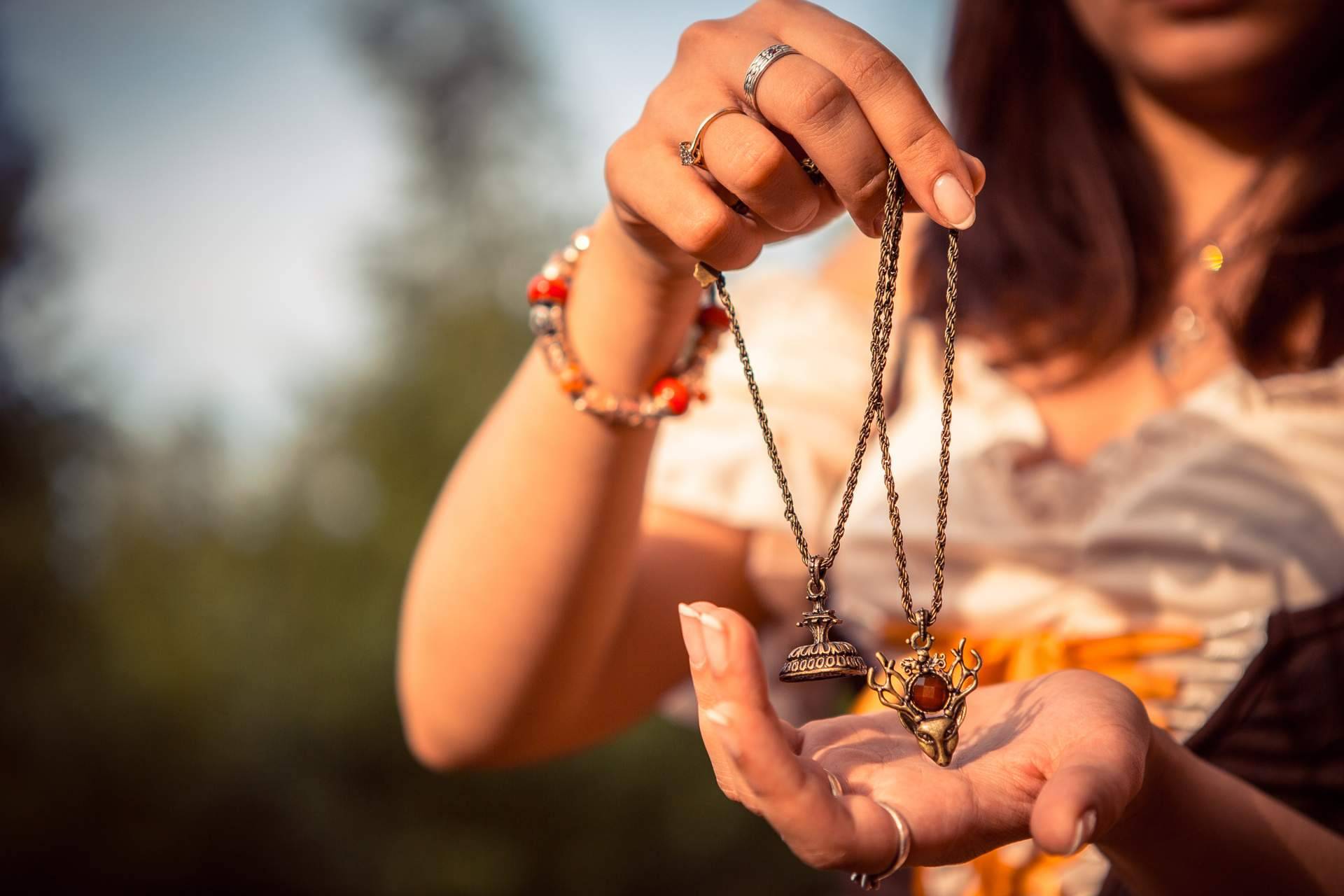 Experta en la adivinación con talismanes y amuletos, Alicia Caballero es una vidente recomendada