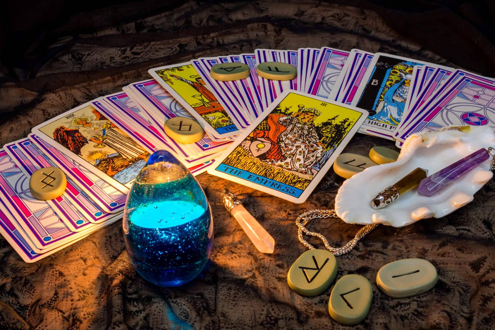 ¿Qué ofrecen las videntes y tarotistas buenas y económicas en Universo del Tarot?