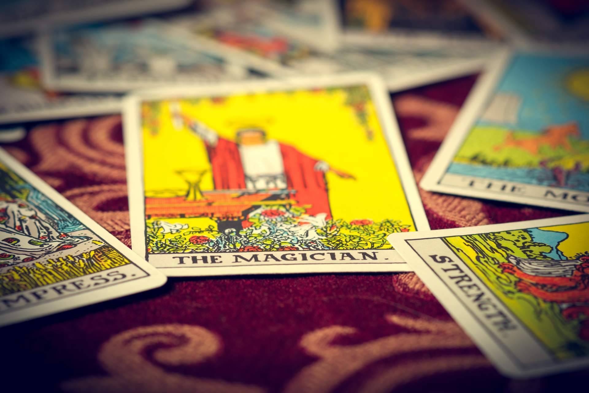 ¿Qué son las predicciones del tarot según los signos zodiacales?: Tarot de Luz María