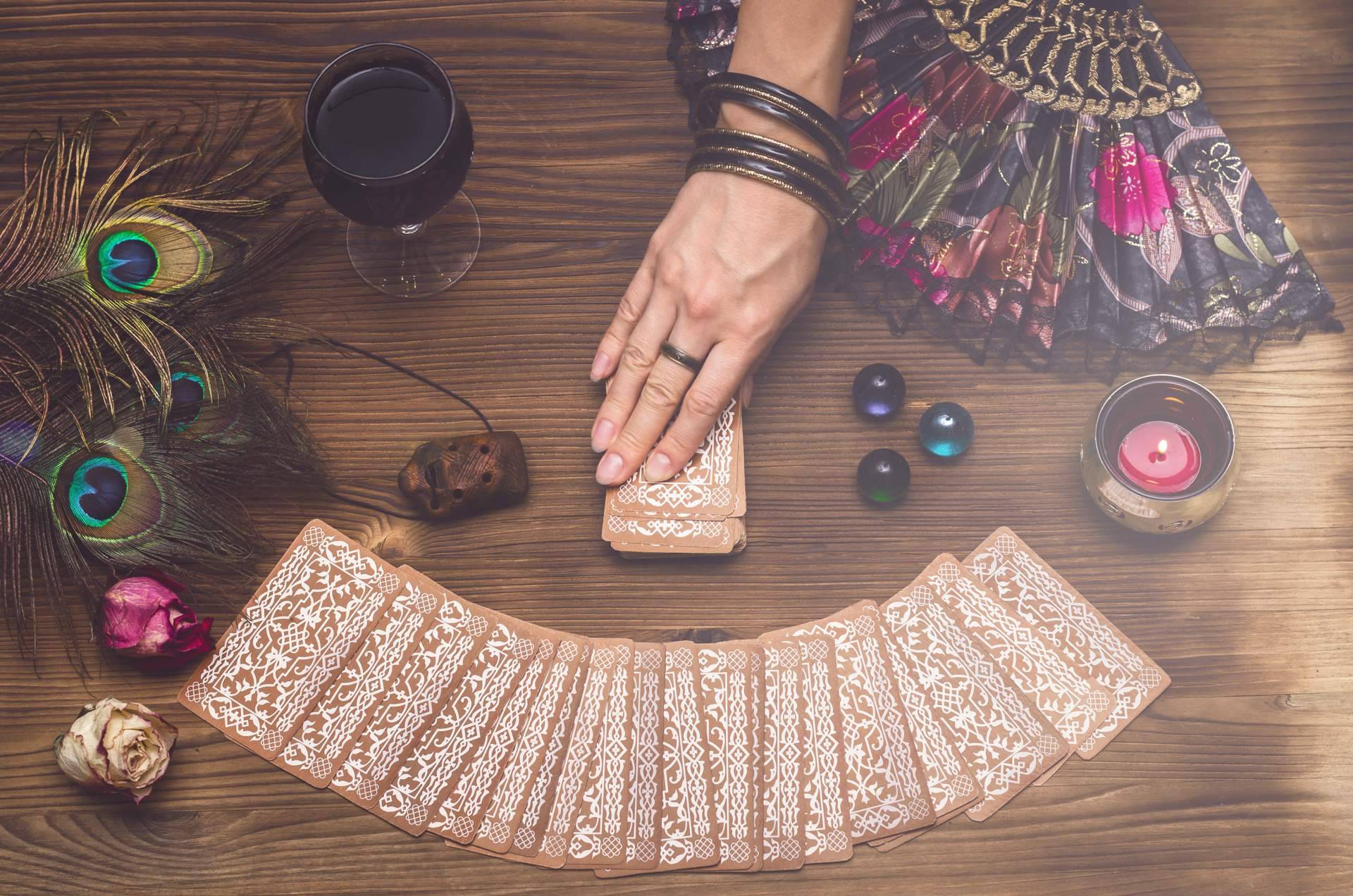 Buenas Videntes pone a disposición consultas de videncia y tarot con videntes españolas