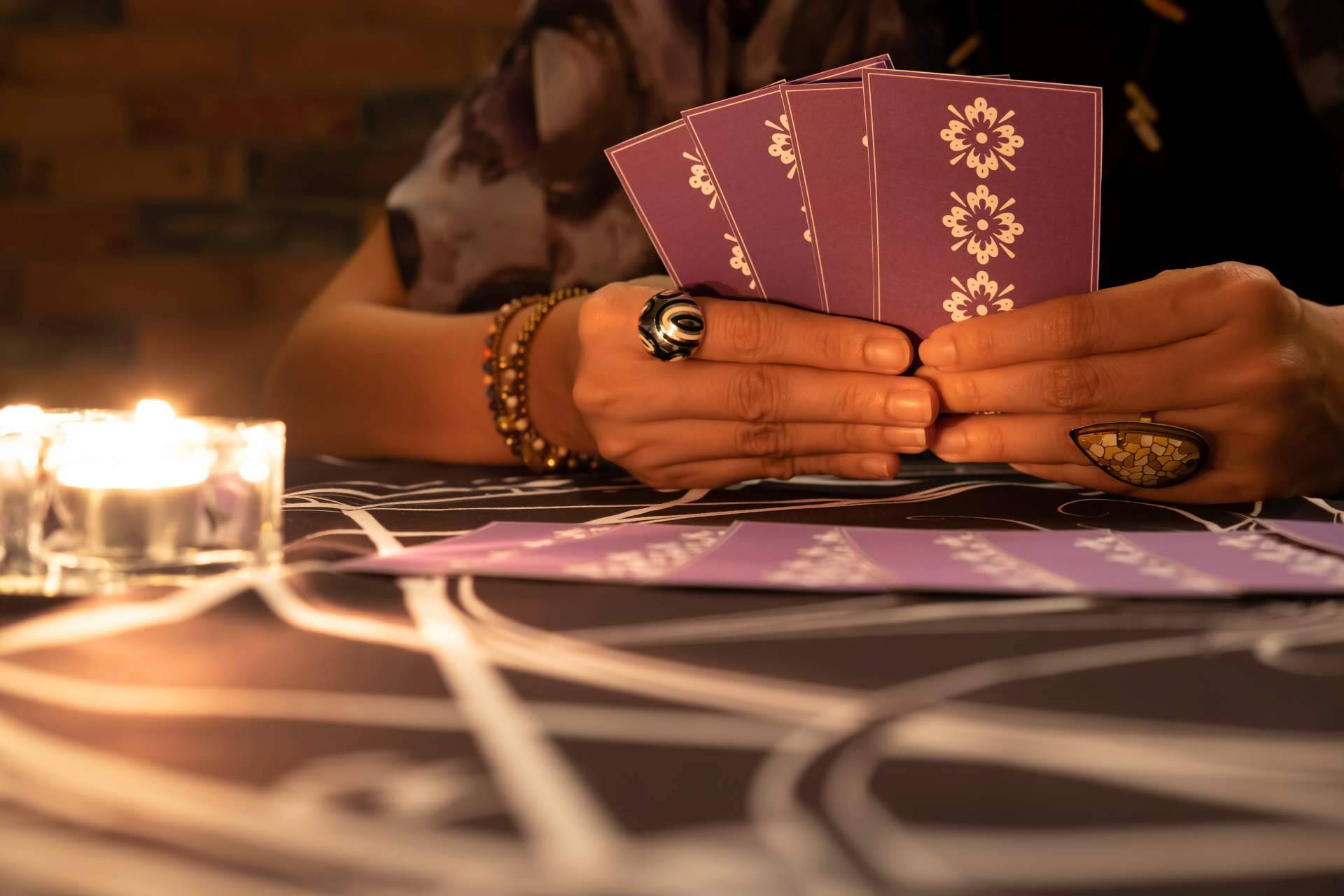 Servicio de tarot de la mano de Manuela Moreno y su equipo de videntes profesionales en La Casa del Tarot y Videncia