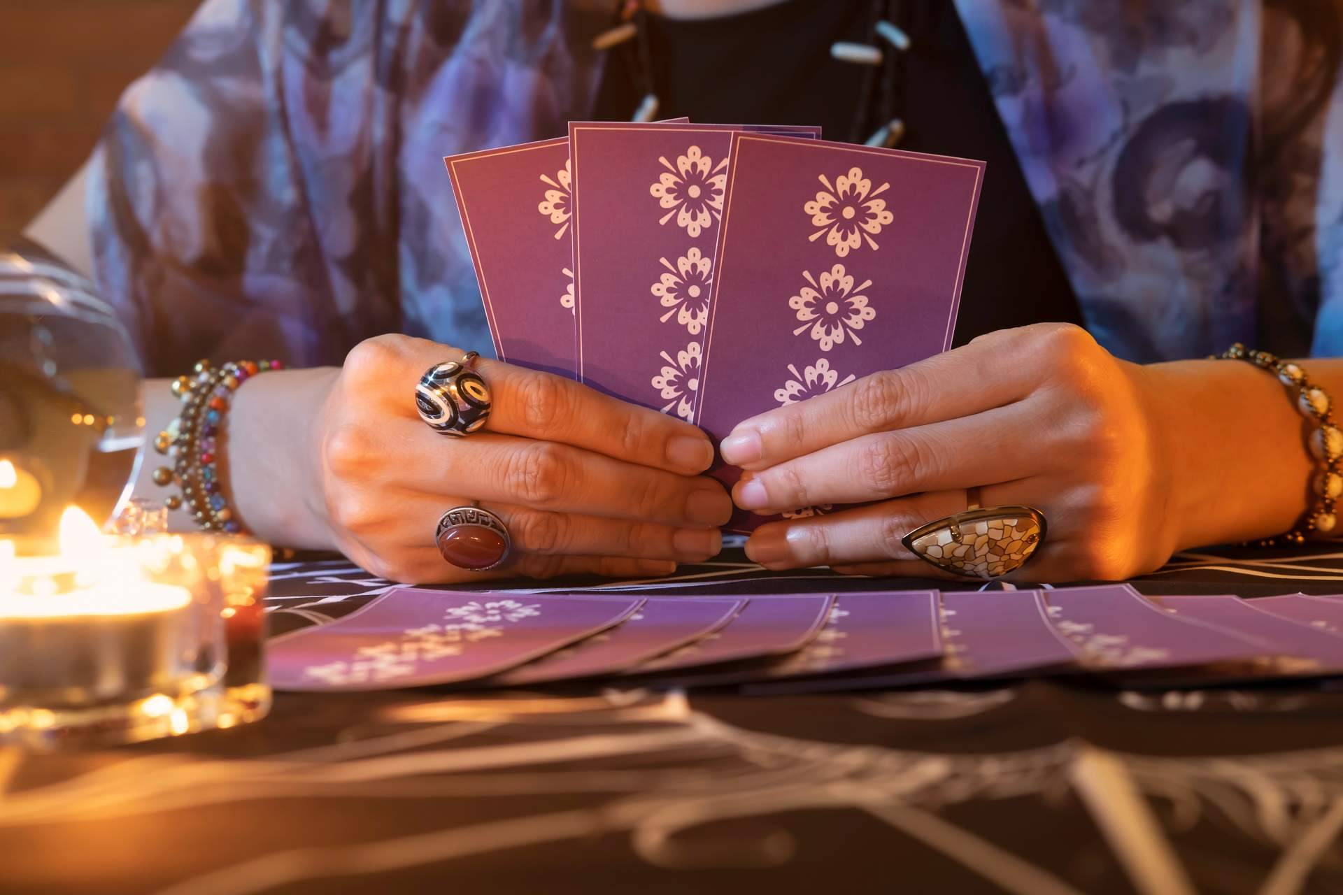 Lectura del tarot para encontrar respuestas sinceras de la mano de Rosa Sastre
