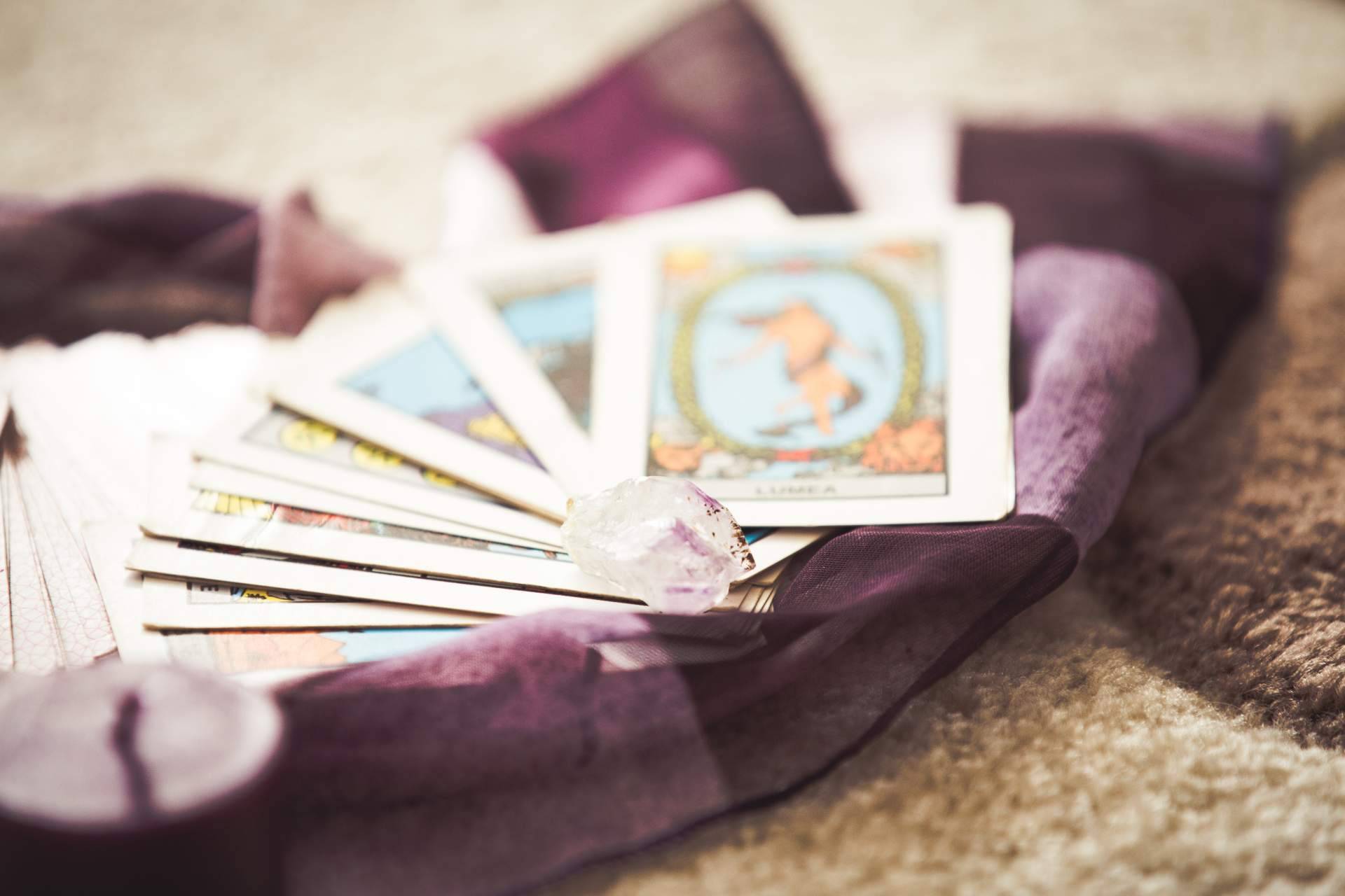 ¿Cómo realizar consultas al gabinete Astros 7 y utilizar el Tarot Bizum?
