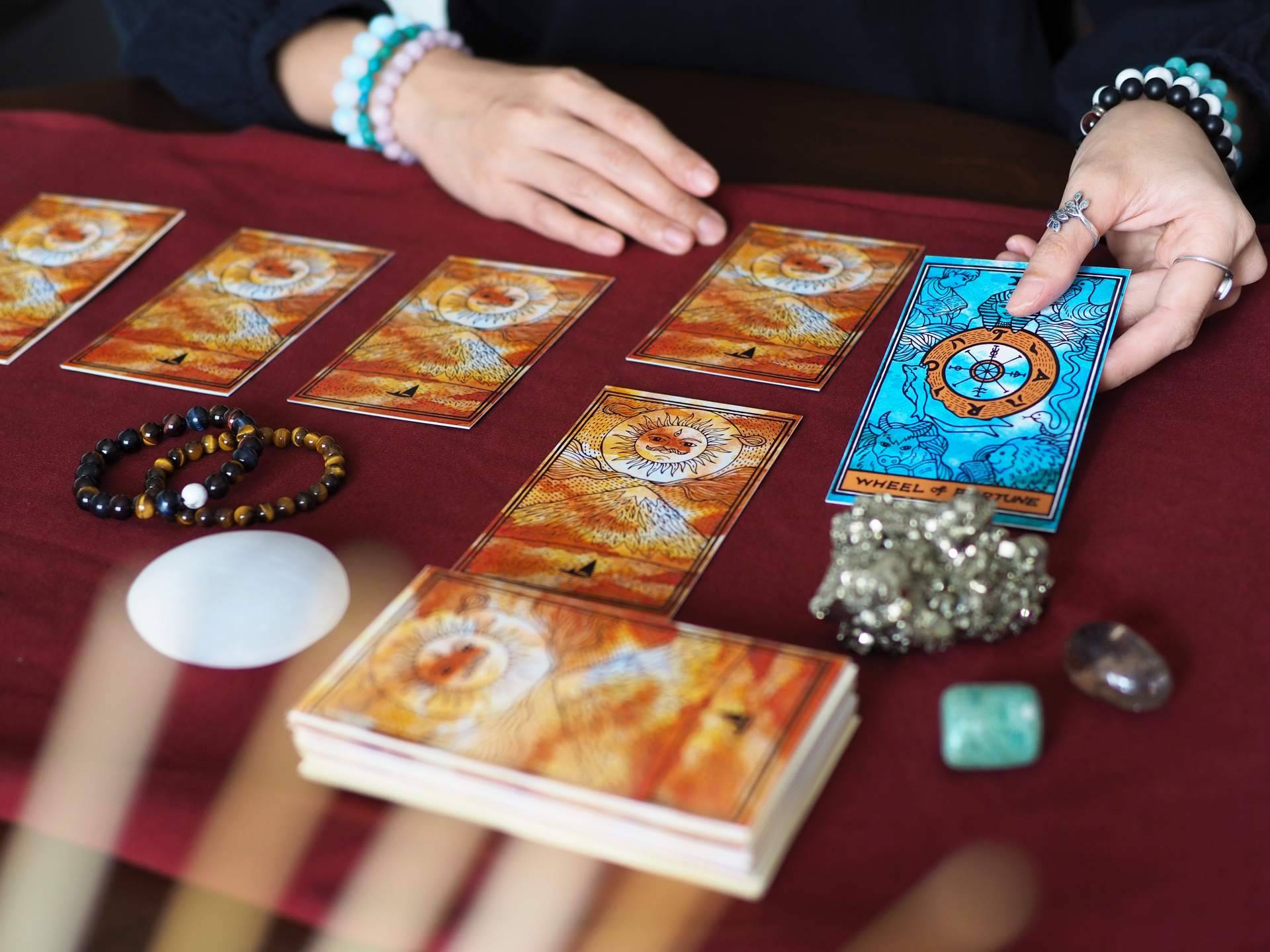 ¿Cómo es el tarot 10 euros con videntes económicas ofrecido por Tarot de las Meigas?