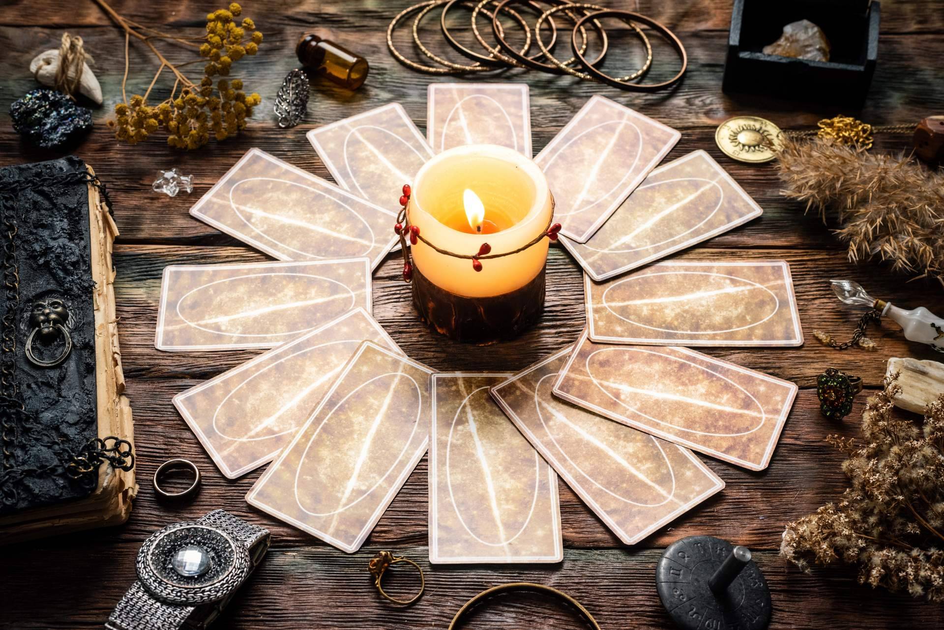 Los servicios tarot del amor por visa y tarot 806 que ofrece la vidente Alicia Caballero