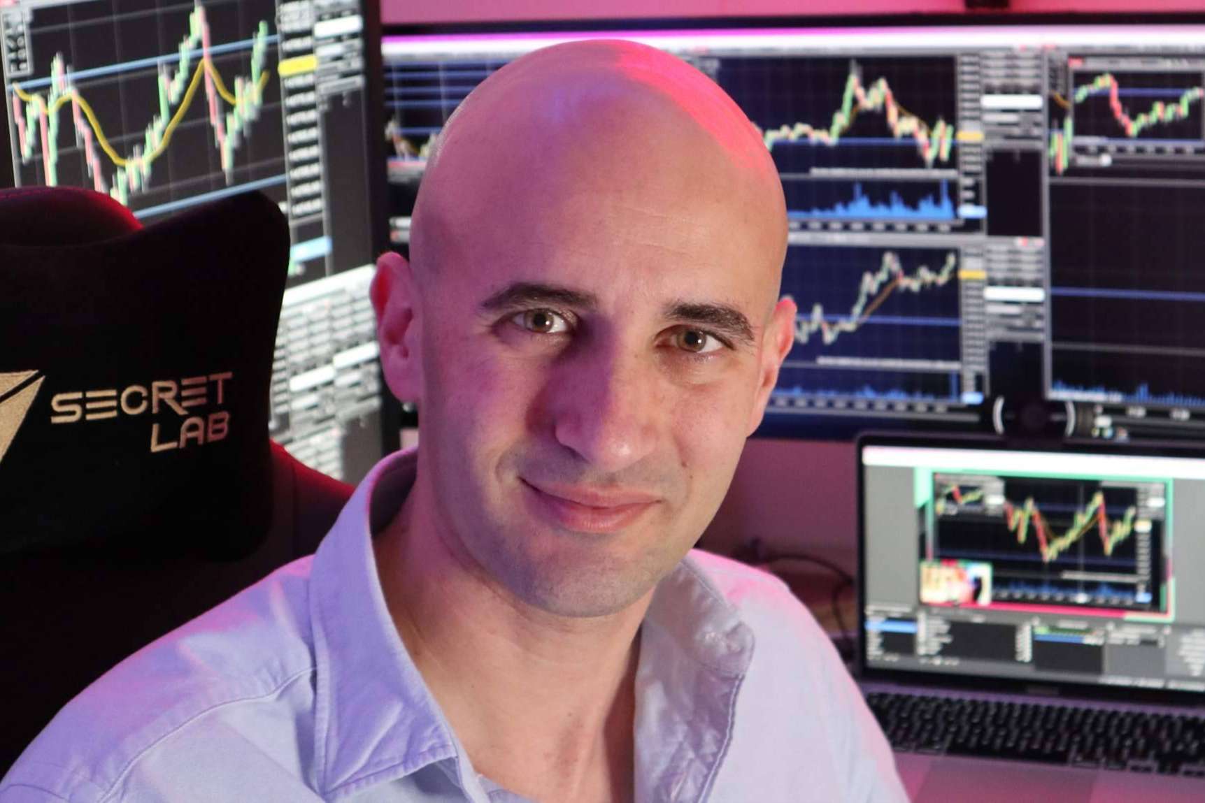 ¿Quién es Víctor Gómez, el primer trader que invierte en directo desde 2014?