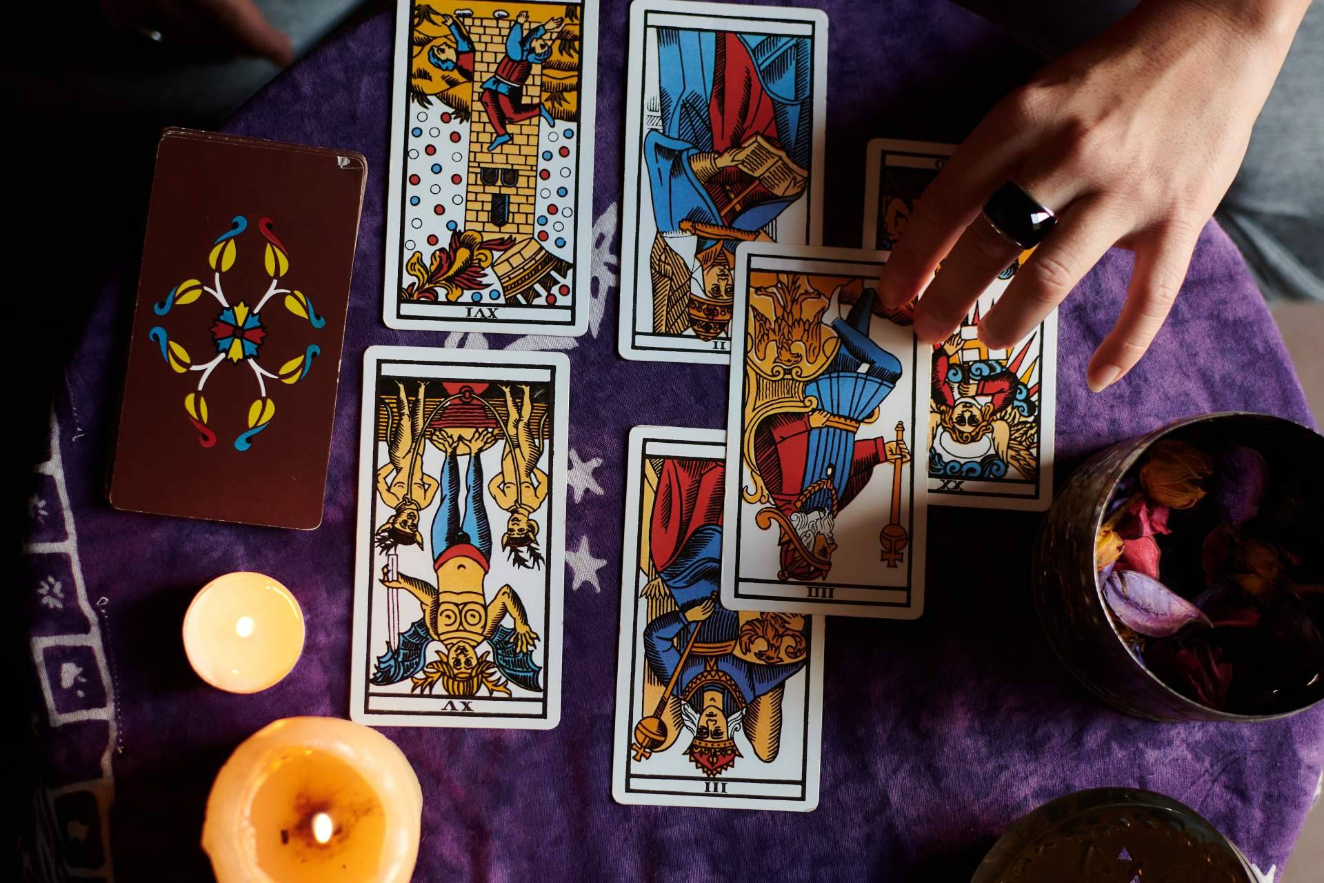 Retos de los profesionales del tarot para generar confianza, fiscalidad vs economía sumergida