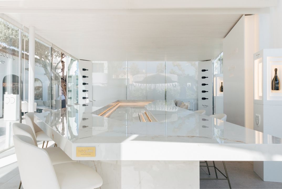 La mesa escultura de Neolith es el elemento central del primer lounge Plénitude 2 de Dom Pérignon en España