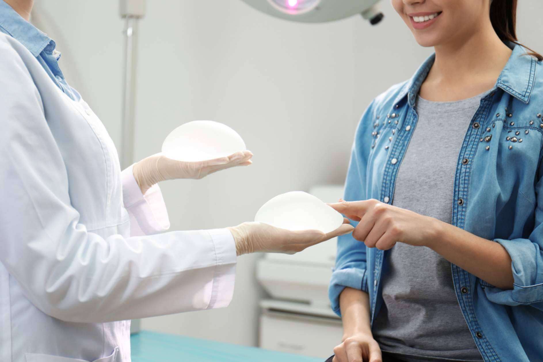 A2Clinic y sus cirujanos especialistas en aumento de pecho