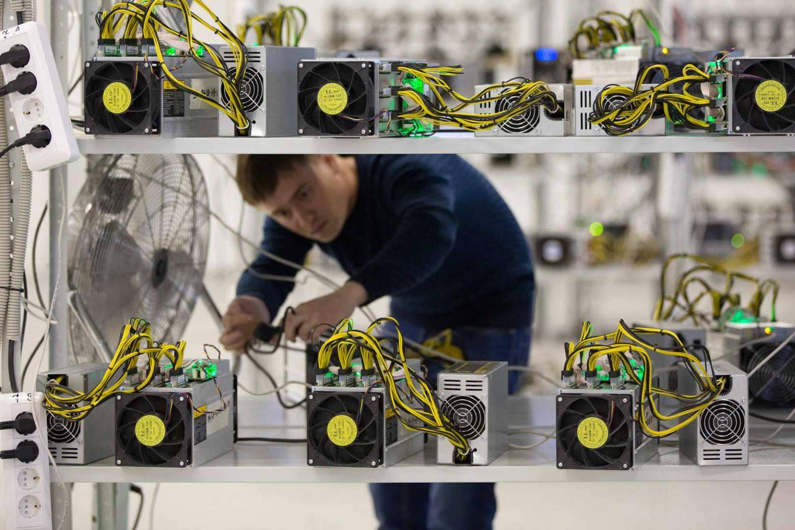 Alquiler de un espacio físico para la instalación de equipos para minar criptomonedas, por la empresa Mineros de Criptomonedas