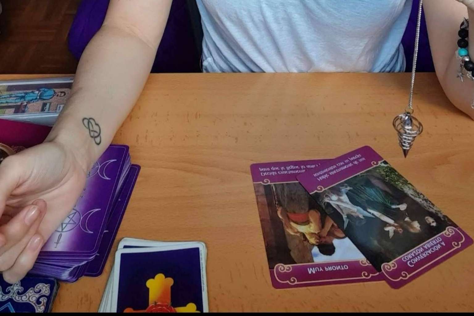 Tarot Diosas de la Luna permite disfrutar de las terapias de hipnosis, regresión y sanación de útero