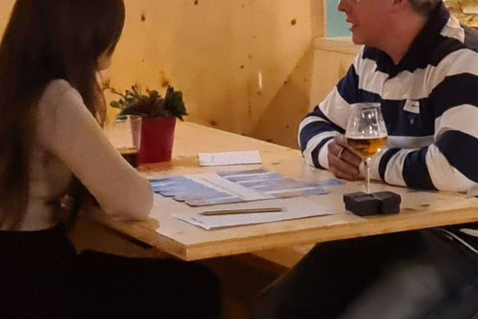 Speed dating en Barcelona con dinámicas de juego, un plan para conocer gente este San Valentín