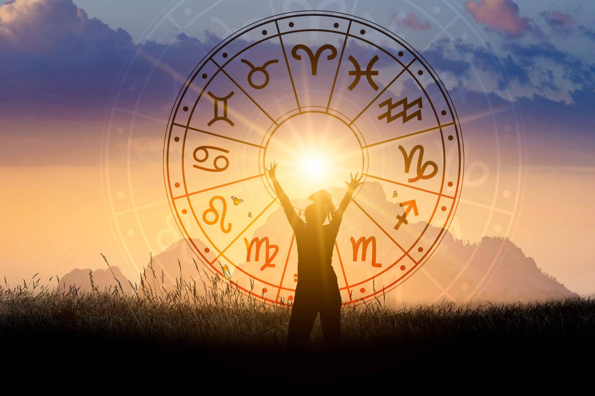 Tarot barato en Astros de Luz desde 5€ con expertos profesionales en astrología, numerología, videncia, mediumnidad y más