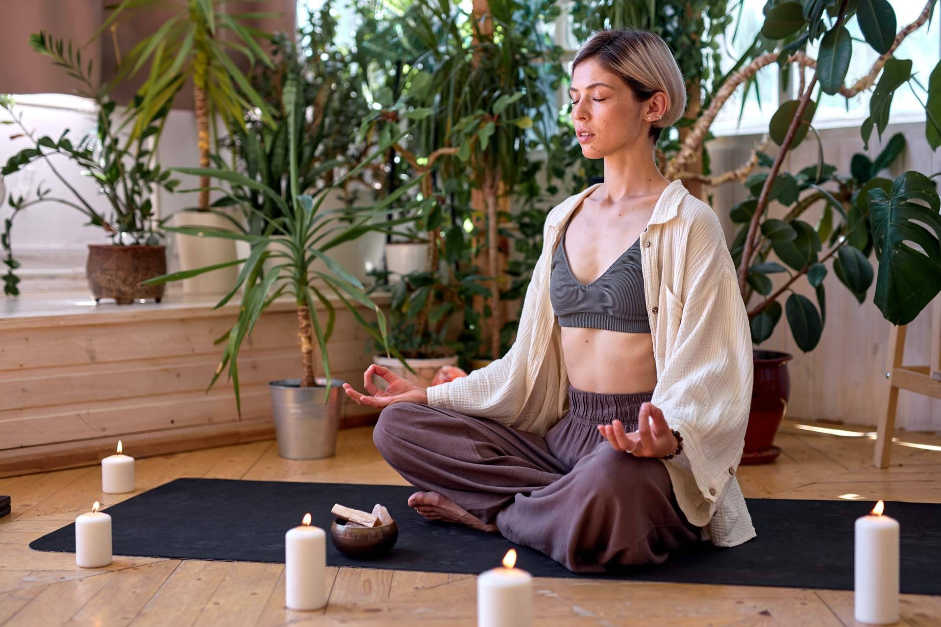 La técnica ThetaHealing implementa la meditación para desbloquear creencias limitantes y desarrollar nuevos patrones que impulsan la curación física y emocional