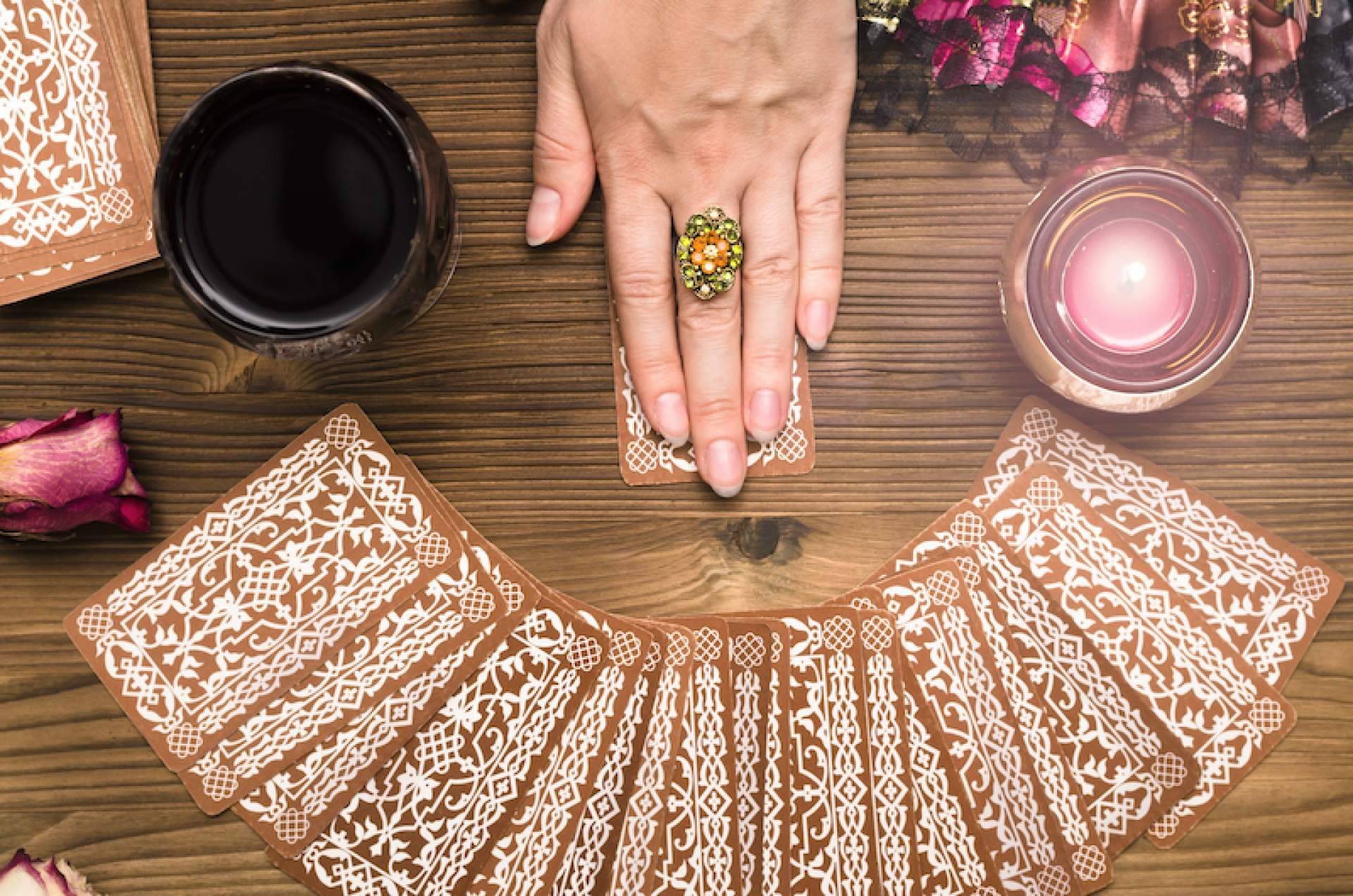 El tarot, ¿qué es y para qué se emplea?, con Sentidos Psíquicos