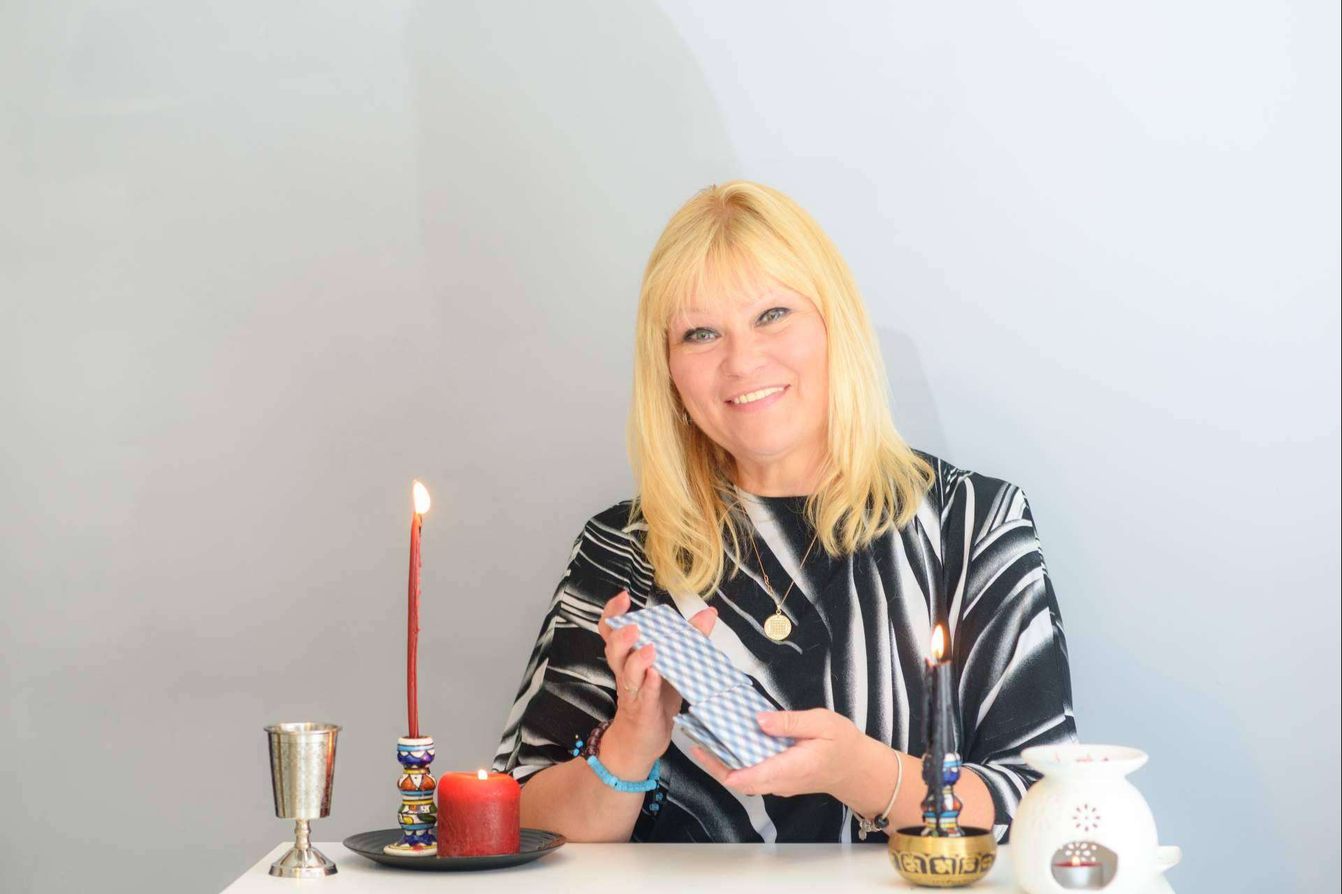 Consulta de tarot mediante teléfono geográfico con Dama Mágica