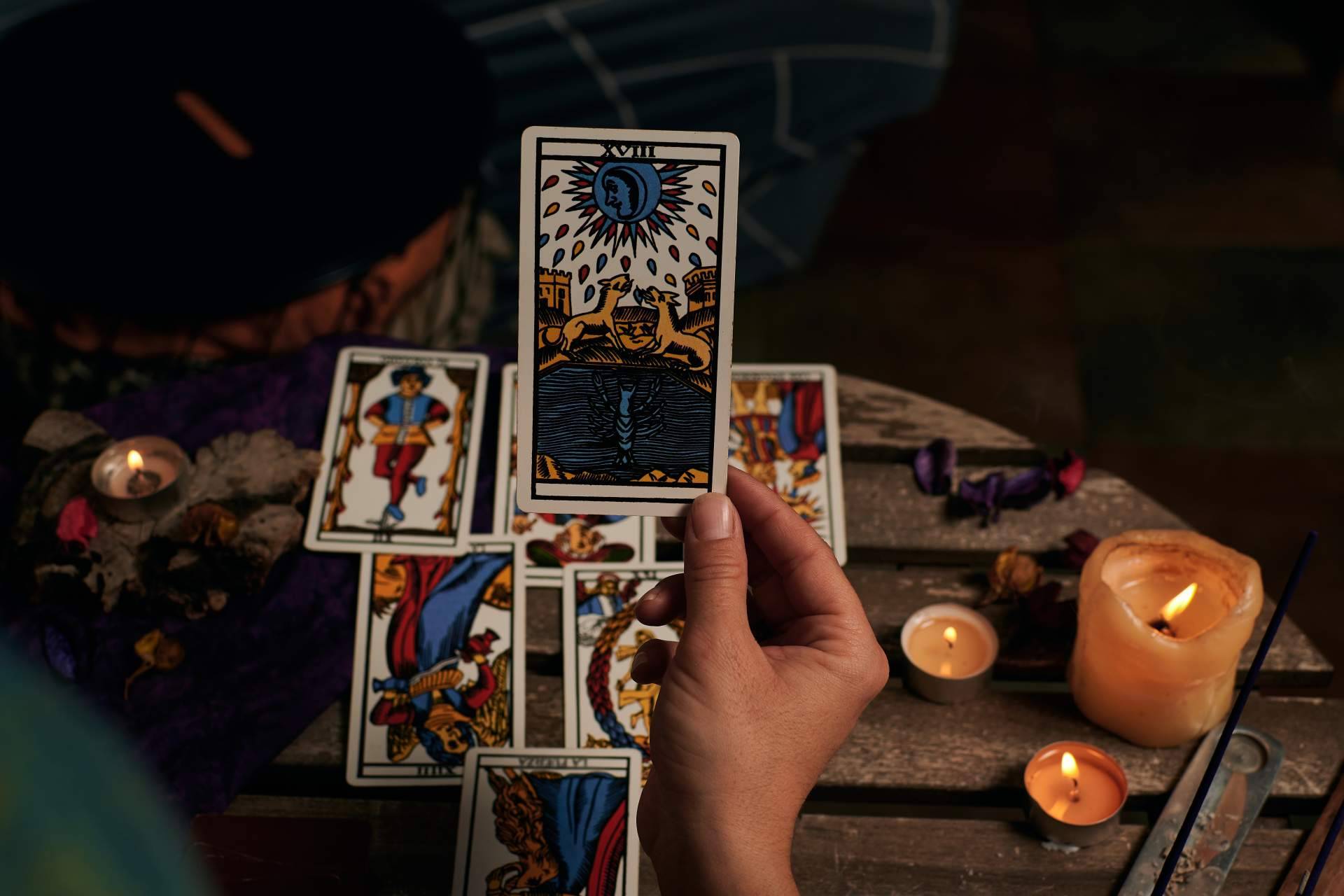 Vidente Xavi ofrece servicios de tarot honestos y sinceros