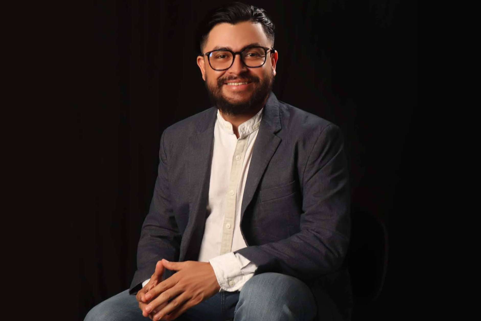 ¿Quién es el Padre Camilo Cardozo, el sacerdote influencer que viaja por el mundo para hablar de Dios y desarrollo personal?