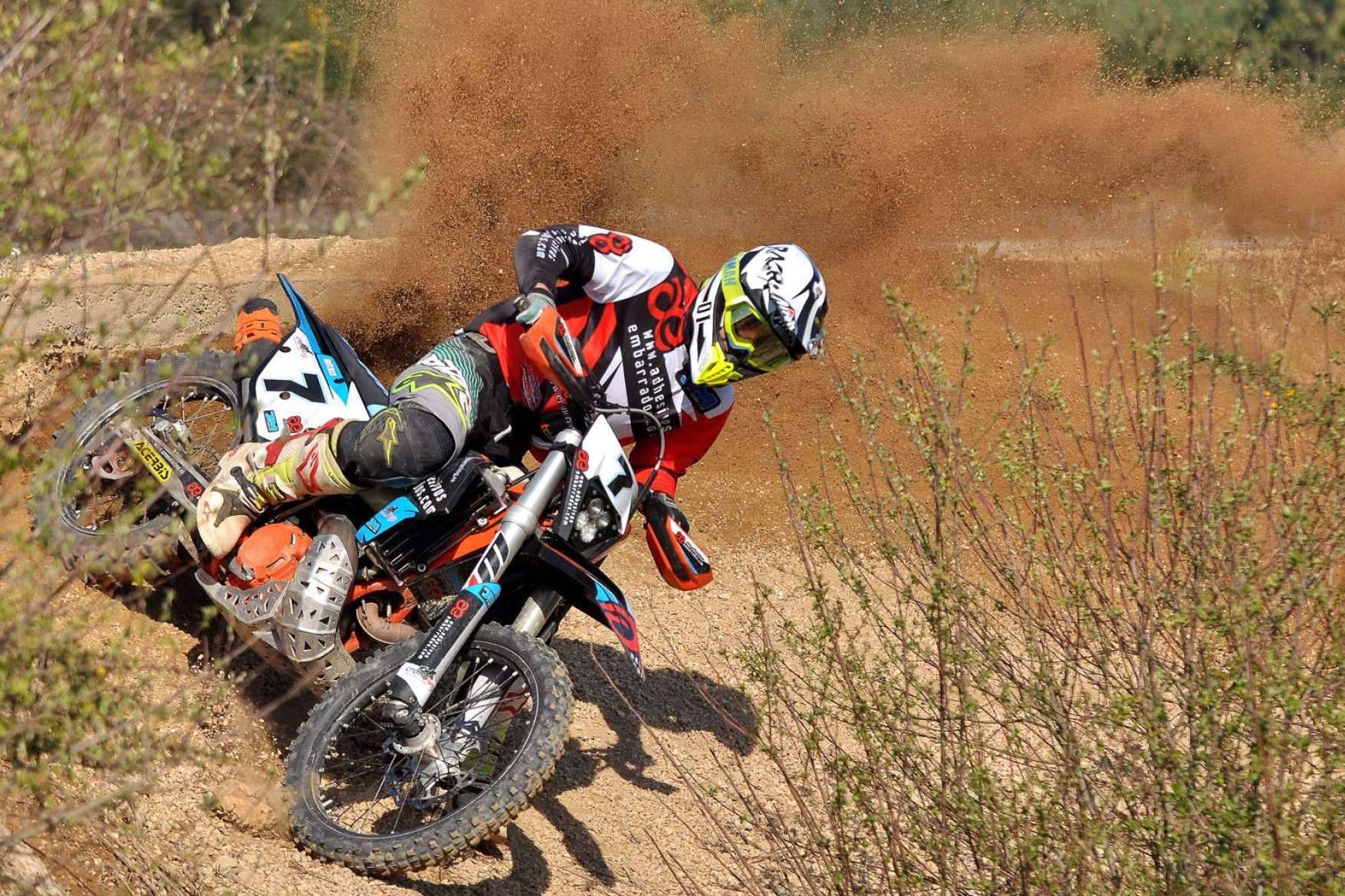 Nuevo diseño de camiseta motocross en ADHESIVOSEMBARRADOS, máxima durabilidad para pilotos exigentes